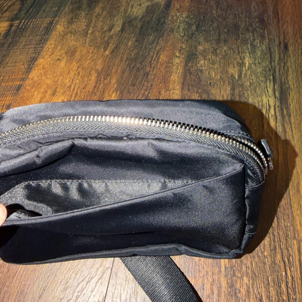 Lululemon Everywhere Crossbody Bag 2L - Picture 4 of 4